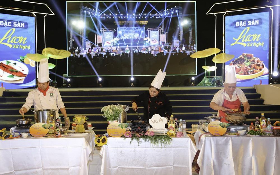 Các nghệ nhân đang chế biến món ăn từ lươn với nhiều hương vị khác nhau. (Ảnh: Bích Huệ/TTXVN)