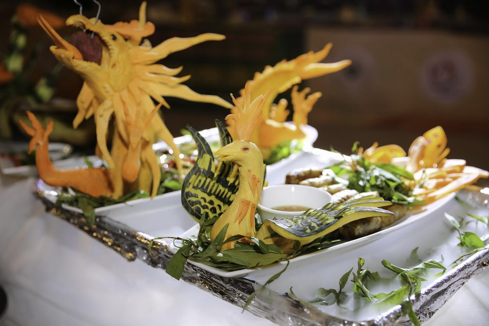 Món lươn mới được các nghệ nhân hoàn thành. (Ảnh: Bích Huệ/TTXVN)