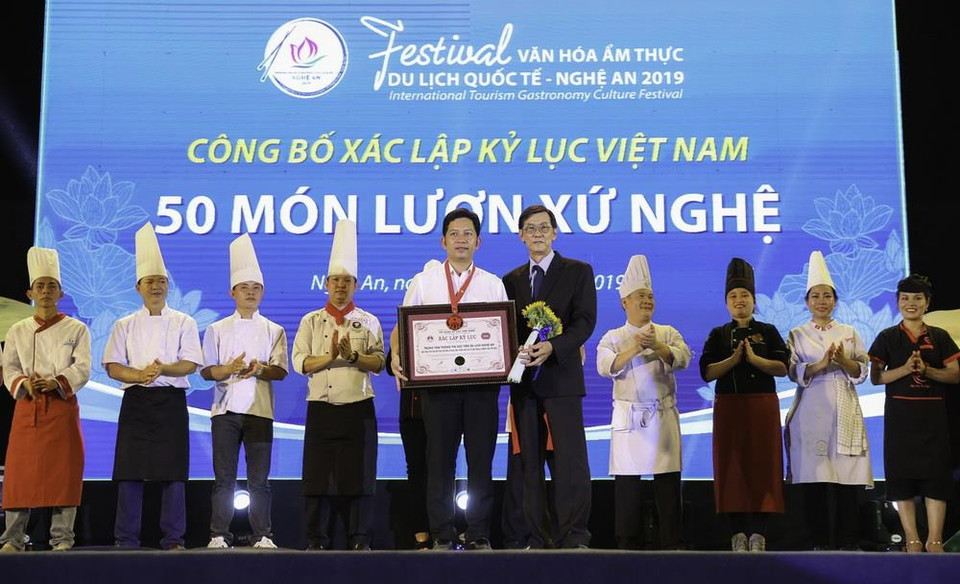 Ban tổ chức trao bằng xác lập kỷ lục Việt Nam 50 món lươn xứ Nghệ. (Ảnh: Bích Huệ/TTXVN)