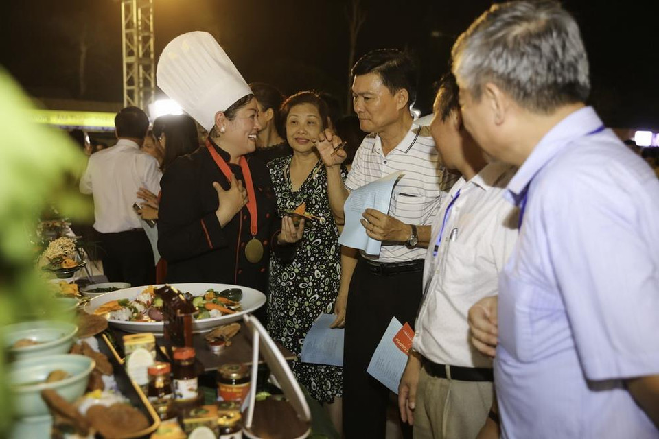 Thưởng thức các món ăn chế biến từ lươn với nhiều hương vị khác nhau. (Ảnh: Bích Huệ/TTXVN)