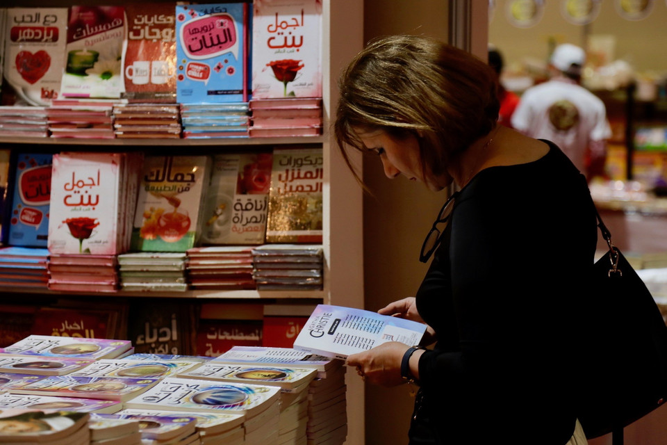 Người dân đọc sách tại triển lãm sách quốc tế ở Baghdad, Iraq. (Nguồn: THX/TTXVN)