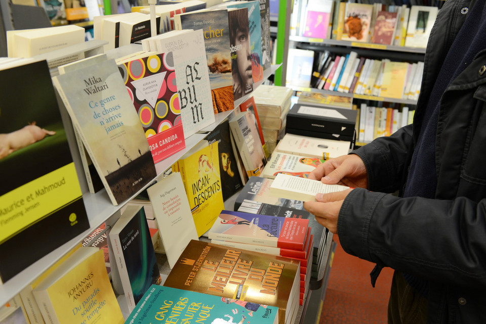 Người dân đọc sách tại một cửa hàng ở thủ đô Paris, Pháp. (Nguồn: AFP/TTXVN)
