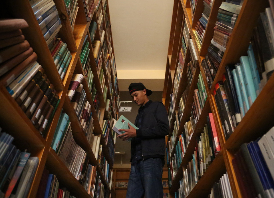 Sinh viên đọc sách trong thư viện tại Mazar-i-Sharif, thủ phủ tỉnh Balkh, miền Bắc Afghanistan. (Nguồn: THX/TTXVN)