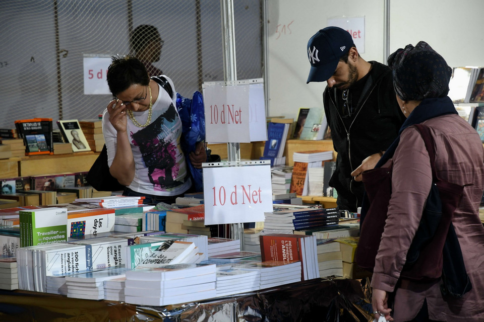 Người dân đọc sách tại triển lãm sách quốc tế ở Tunis, Tunisia. (Nguồn: THX/TTXVN)