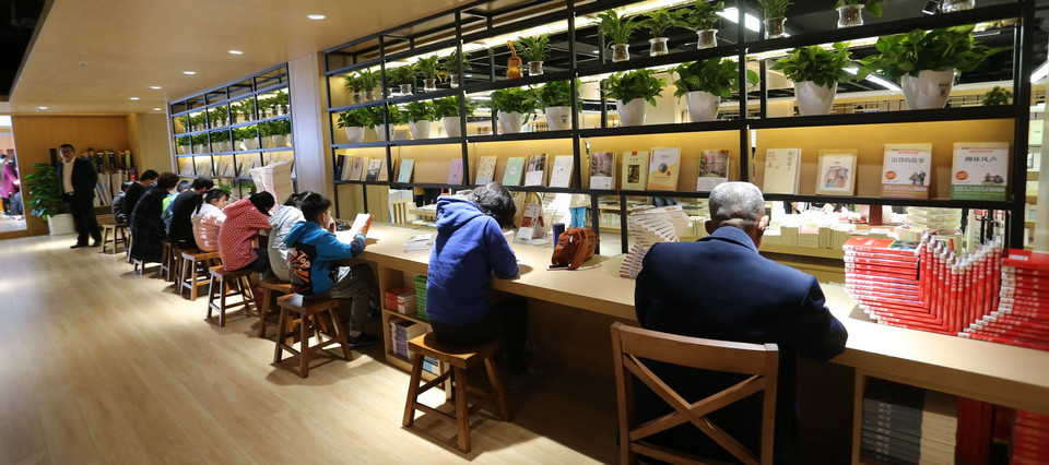 Người dân đọc sách tại thư viện 24 giờ ở Vinh Thành, tỉnh Sơn Đông, miền Đông Trung Quốc. (Nguồn: THX/TTXVN)