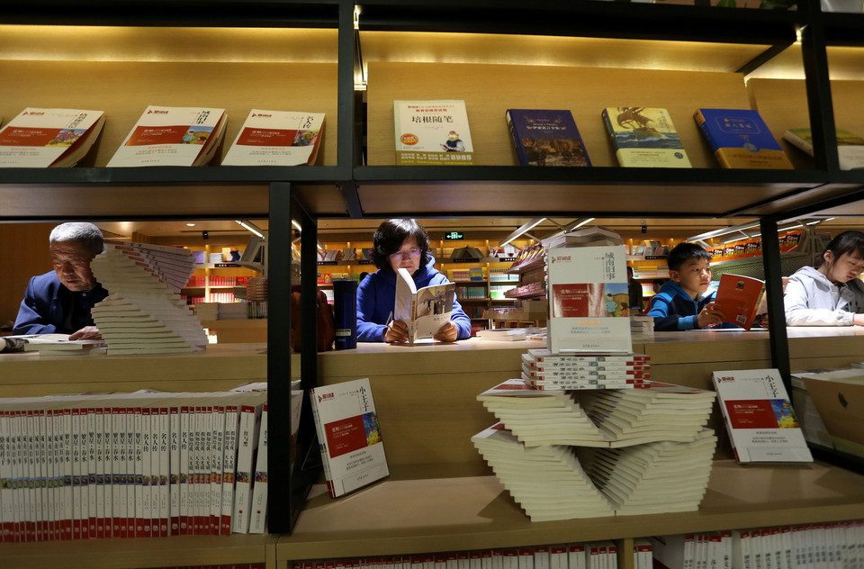 Người dân đọc sách tại thư viện 24 giờ ở Vinh Thành, tỉnh Sơn Đông, miền Đông Trung Quốc. (Nguồn: THX/TTXVN)