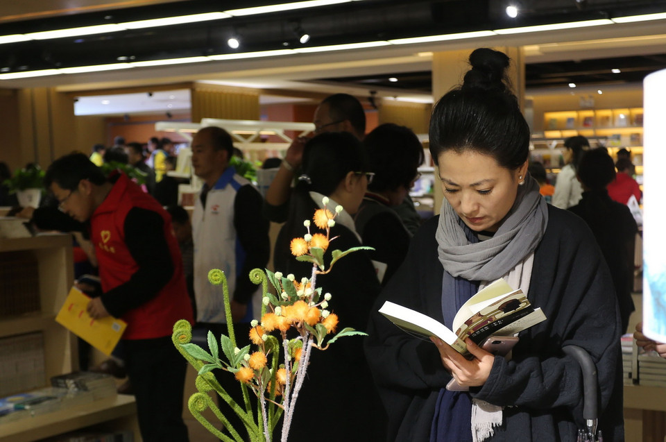 Người dân đọc sách tại thư viện 24 giờ ở Vinh Thành, tỉnh Sơn Đông, miền Đông Trung Quốc. (Nguồn: THX/TTXVN)