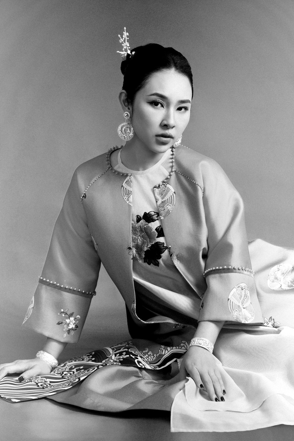 Đặc biệt, trên phần tay áo còn có dải ngũ sắc: lục, vàng, xanh, trắng, đỏ tượng trưng cho dải ngũ hành. Tuy nhiên, dải ngũ sắc này lại chỉ được sử dụng trên trang phục những người có cấp bậc cao quý như: Công chúa, cung tần nhị giai, cung tần tứ giai chứ không sử dụng cho áo Nhật Bình của Hoàng hậu. (Ảnh: CTV/Vietnam+)