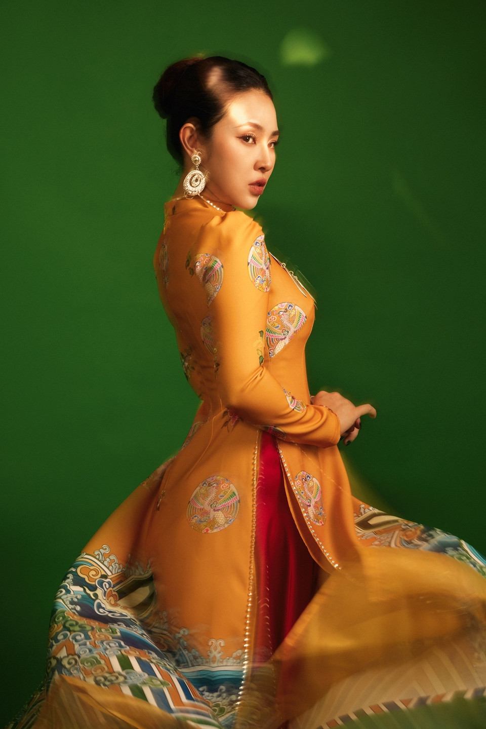 Chiếc áo này không chỉ là biểu tượng của vẻ đẹp truyền thống mà còn là biểu tượng của sự ổn định và uy tín trong xã hội đương thời. Ngày nay, áo dài Nhật Bình trở thành một nét đẹp văn hóa truyền thống đặc sắc của xứ Huế. (Ảnh: CTV/Vietnam+)