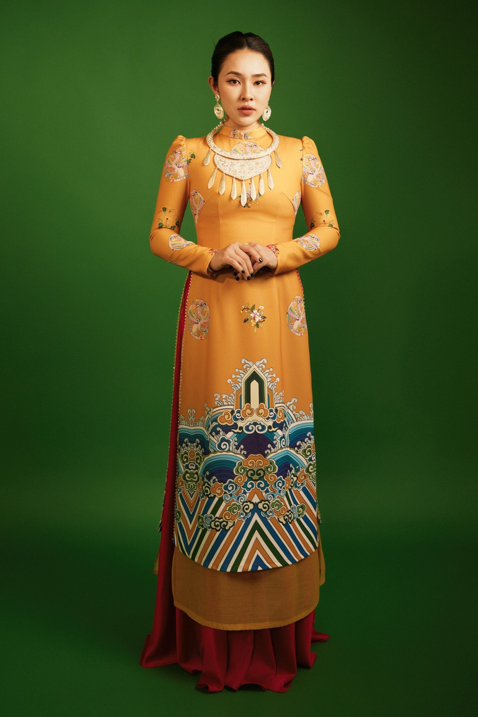 Với sắc màu rực rỡ, bộ sưu tập mang tinh thần đón năm mới tươi tắn, đầy sức sống cùng hy vọng ngập tràn điều hoan hỉ cho một năm mới đang về. Bộ sưu tập tiếp tục khẳng định tình yêu văn hóa truyền thống, nỗ lực mang hơi thở truyền thống từ mọi miền đất nước đến với các bạn trẻ trong thời trang của Cao Minh Tiến. (Ảnh: CTV/Vietnam+)