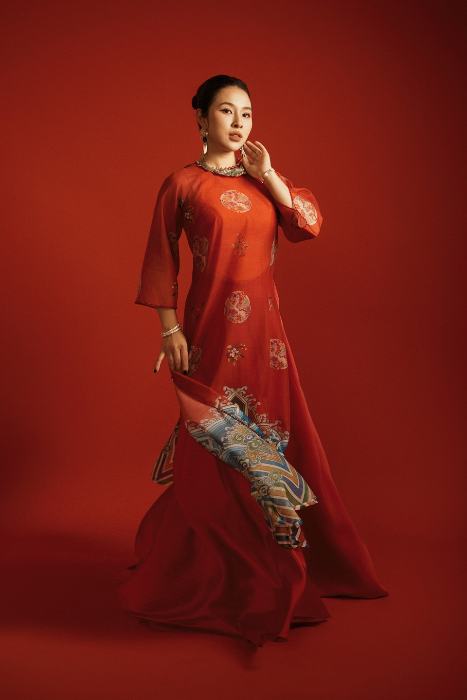 Thời xưa, áo Nhật Bình ban đầu được sử dụng làm Triều phục cho nữ nhân trong triều. Tuy nhiên, chỉ có những người có cấp bậc cao quý như Hoàng Hậu, Công Chúa, Phi tần mới được mặc. (Ảnh: CTV/Vietnam+)