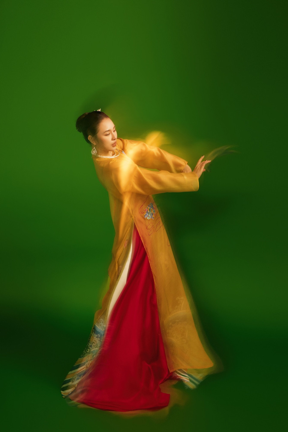 Ở Việt Nam, áo Nhật Bình là trang phục trong cung đình Huế từ triều Nguyễn. Năm 1807, thời vua Gia Long, thường phục Nhật Bình đã chính thức được quy định và duy trì trong suốt triều đại nhà Nguyễn. (Ảnh: CTV/Vietnam+)