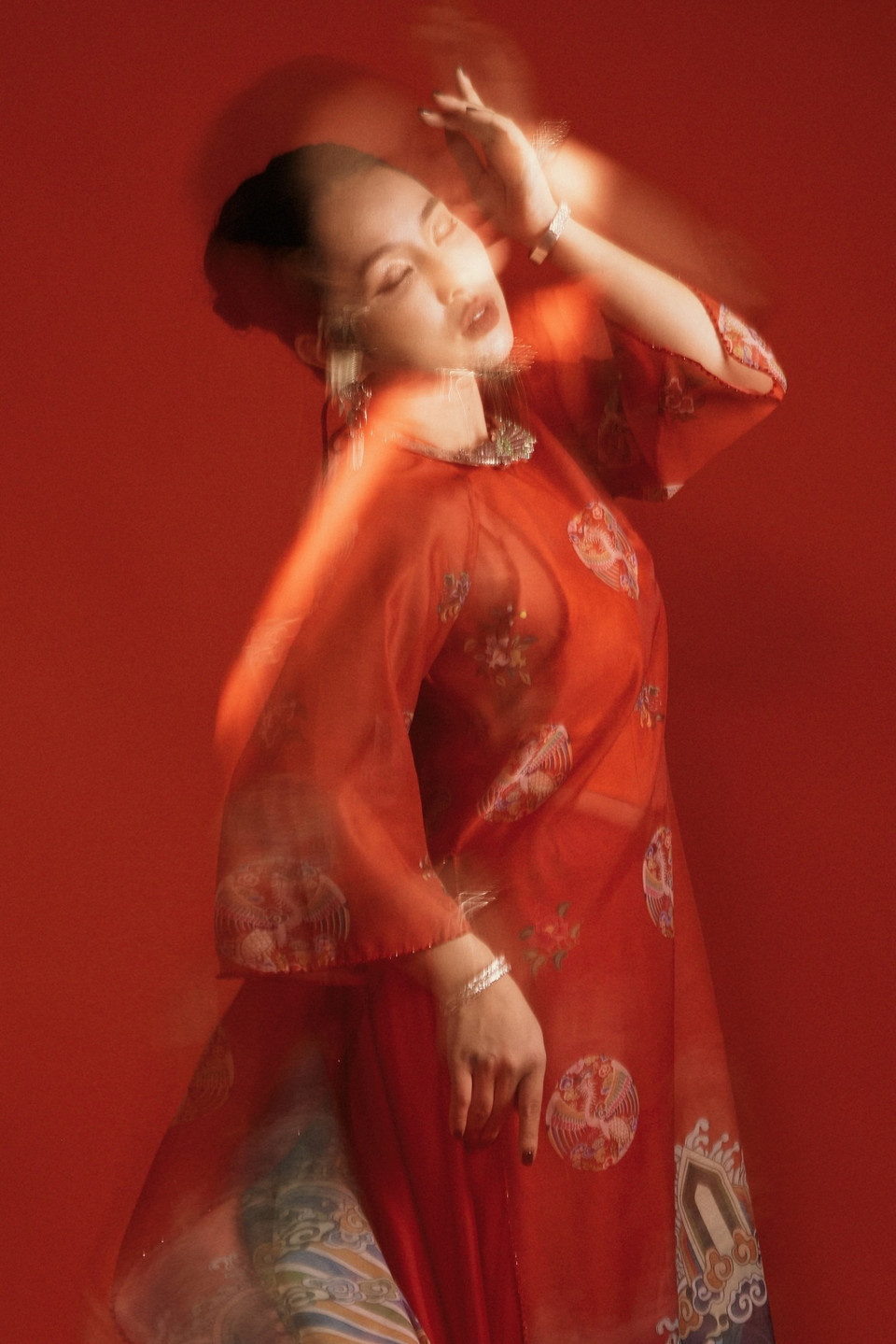 Cao Minh Tiến cho biết vẻ đẹp nền nã vừa có nét truyền thống lại cũng rất hiện đại của Bảo Trâm đã giúp anh thể hiện tốt nhất tinh thần của bộ sưu tập mới. (Ảnh: CTV/Vietnam+)