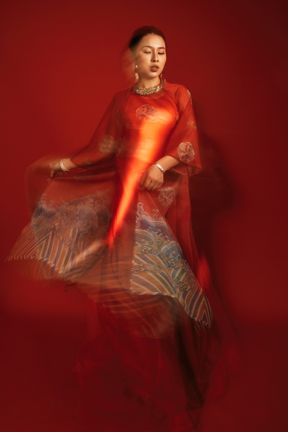 Ca sỹ Bảo Trâm là “nàng thơ” của nhà thiết kế Cao Minh Tiến trong bộ sưu tập áo dài đón Tết lấy cảm hứng từ áo Nhật Bình nổi tiếng. (Ảnh: CTV/Vietnam+)