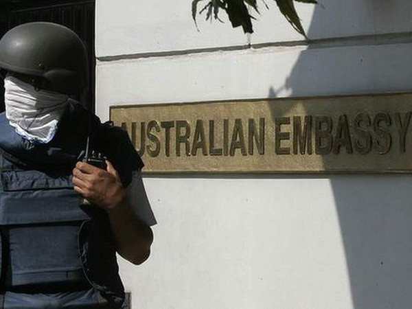 Đụng độ giữa cảnh sát và người biểu tình tại Indonesia ảnh 1