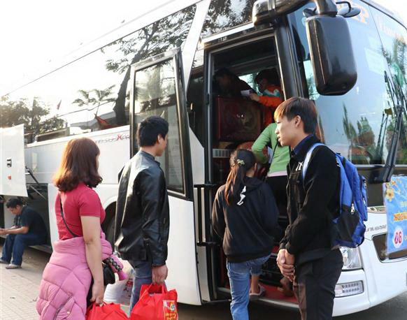 Hải Phòng hỗ trợ 130 chuyến xe để người lao động về quê đón Tết ảnh 1