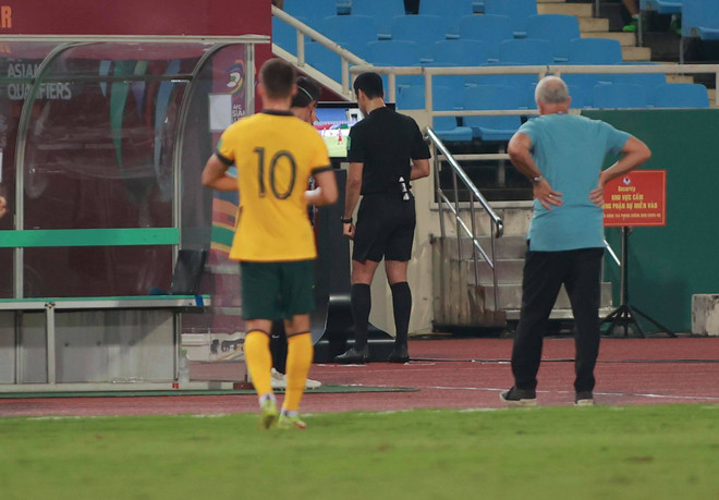 Cận cảnh tình huống gây tranh cãi VAR từ chối penalty cho Việt Nam ảnh 1