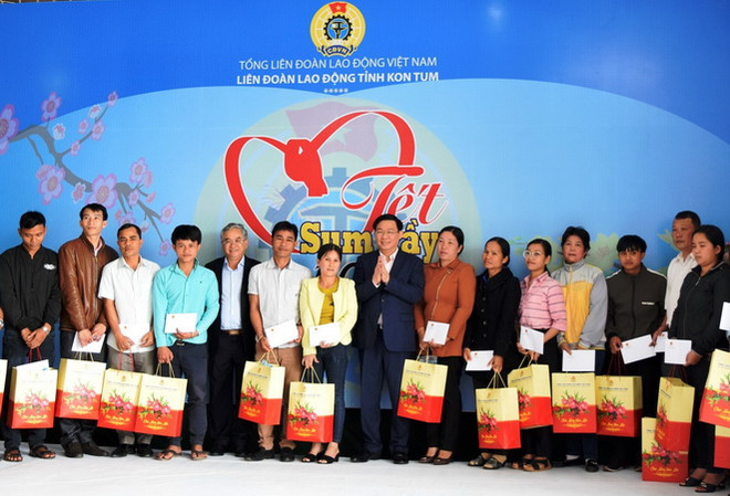 Phó Thủ tướng Vương Đình Huệ tặng quà công nhân lao động Kon Tum ảnh 2