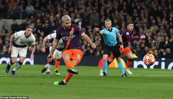 Sguero không thể đánh bại Lloris trên chấm 11m. Champions League: Tottenham hạ Man City, Liverpool giành ưu thế ảnh 1