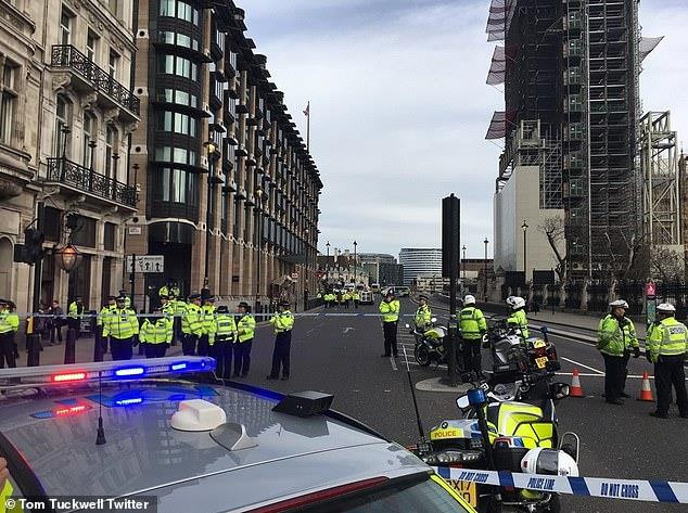 Cảnh sát Anh phong tỏa đường gần trục sở Quốc hội Anh. (Nguồn: Daily Mail) Anh phong tỏa các tuyến đường gần trụ sở Quốc hội vì lý do an ninh ảnh 1