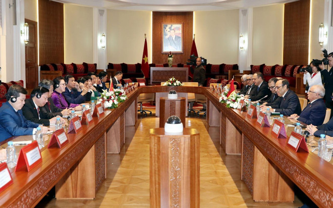 Chủ tịch Quốc hội Nguyễn Thị Kim Ngân hội đàm với Chủ tịch Hạ viện Maroc Habib El Malki. (Ảnh: Trọng Đức/TTXVN) Chủ tịch Hạ viện Maroc đón và hội đàm với Chủ tịch Quốc hội ảnh 1