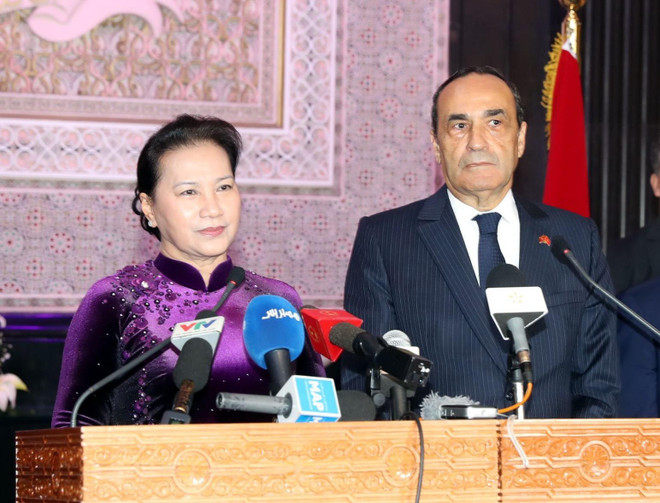 Chủ tịch Quốc hội Nguyễn Thị Kim Ngân và Chủ tịch Hạ viện Maroc Habib El Malki đồng chủ trì cuộc họp báo chung, thông báo kết quả hội đàm. (Ảnh: Trọng Đức/TTXVN) Chủ tịch Hạ viện Maroc đón và hội đàm với Chủ tịch Quốc hội ảnh 2