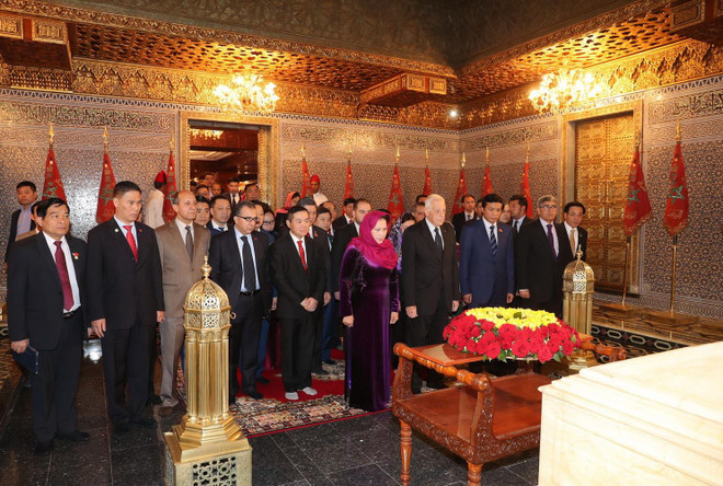 Chủ tịch Quốc hội Nguyễn Thị Kim Ngân viếng Vua Mohammed V. (Ảnh: Trọng Đức/TTXVN) Chủ tịch Hạ viện Maroc đón và hội đàm với Chủ tịch Quốc hội ảnh 3