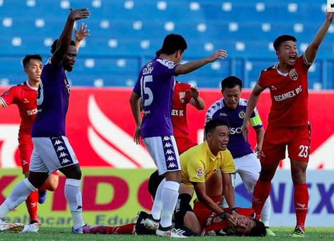 Pha bóng khiến cầu thủ Bình Dương suýt nuốt lưỡi ngay trên sân ảnh 1