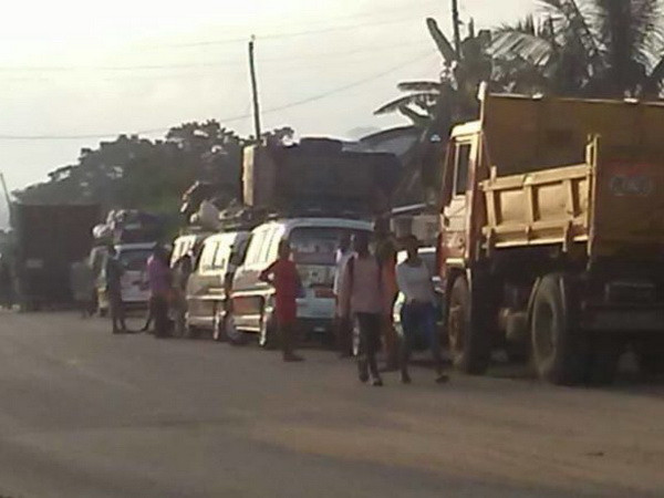 Các phương tiện trên con đường nguy hiểm ở Cameroon. (Nguồn: journalducameroun) Hàng chục người bị các phần tử ly khai bắt cóc tại Cameroon ảnh 1
