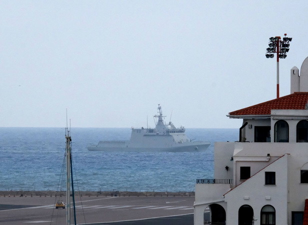 Tàu Tây Ban Nha lệnh cho các tàu thương mại rời vùng biển Gibraltar ảnh 1