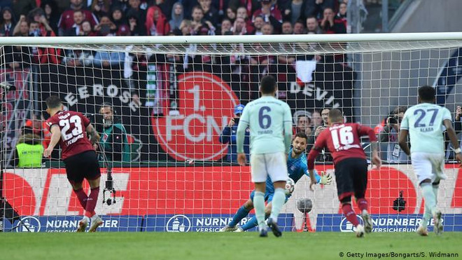 Bayern Munich may mắn thoát thua trước đội bóng 'cầm đèn đỏ' ảnh 1