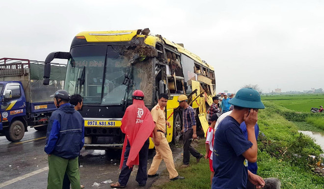 Nam Định: Tai nạn ôtô liên hoàn, đầu xe 45 chỗ cắm xuống mương ảnh 1