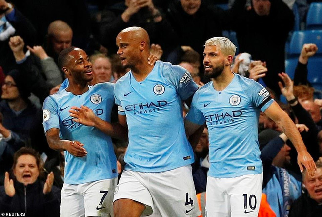 Kompany lập siêu phẩm, Man City áp sát ngôi vương Premier League ảnh 2