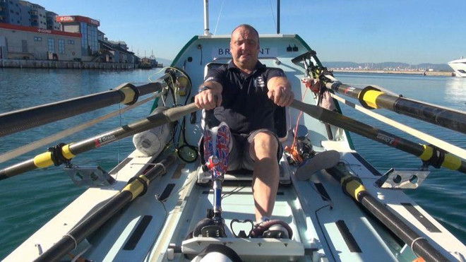 Một người tàn tật lập kỷ lục mới về chèo thuyền vượt Đại Tây Dương ảnh 2