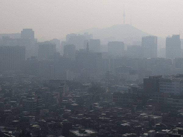 Bầu trời bị bao phủ bởi bụi mịn, Hàn Quốc đưa ra khuyến cáo ảnh 1