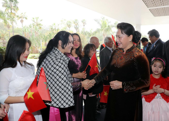Kiều bào Việt Nam tại Maroc đón Chủ tịch Quốc hội Nguyễn Thị Kim Ngân. (Ảnh: Trọng Đức/TTXVN) Chủ tịch Quốc hội gặp gỡ cán bộ Đại sứ quán và kiều bào tại Maroc ảnh 1