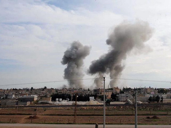 Khó bốc lên sau vụ đánh bom. (Nguồn: aa.com.tr) Syria: Tấn công liều chết tại Manbij, hàng chục người thương vong ảnh 1