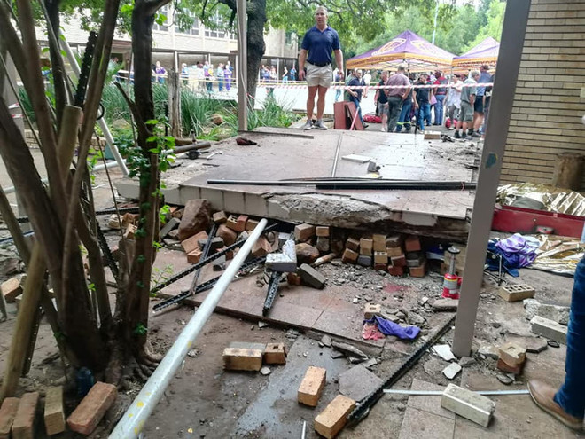 Nam Phi: Sập lối đi bộ trường học, nhiều học sinh thiệt mạng ảnh 1