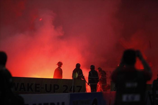 Sân Hàng Đẫy chìm trong 'biển khói' ở trận Hà Nội gặp Hải Phòng ảnh 1