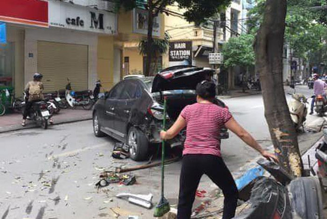 Hiện trường vụ tai nạn. Xác định danh tính tài xế ôtô gây tai nạn liên hoàn tại Cầu Giấy ảnh 1