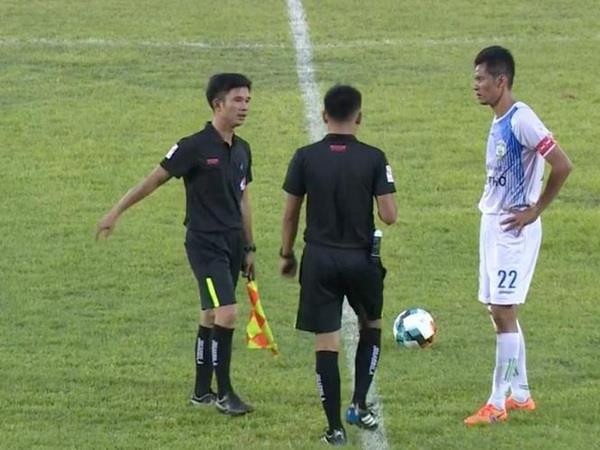 Cầu thủ Cần Thơ sút phạt vào lưới nhà bị 'treo giò' hết lượt đi ảnh 1