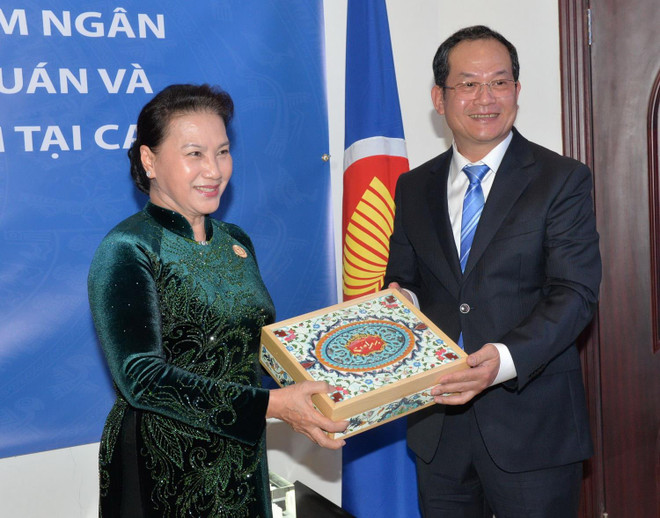 Chủ tịch Quốc hội Nguyễn Thị Kim Ngân tặng quà Đại sứ quán Việt Nam tại Qatar. (Ảnh: Trọng Đức/TTXVN) Chủ tịch Quốc hội làm việc với Đại sứ quán Việt Nam tại Qatar ảnh 1