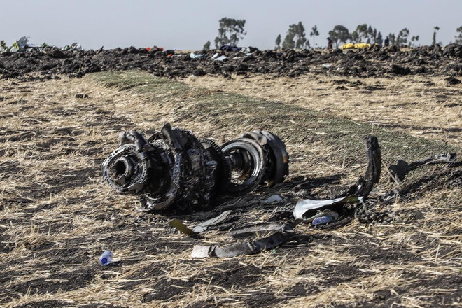 Mảnh vỡ máy bay Boeing 737 MAX của Hãng hàng không Ethiopian Airlines gần Bishoftu, Ethiopia, ngày 11/3. (Ảnh: AFP/TTXVN) Danh sách các nước cấm máy bay Boeing 737 MAX tiếp tục kéo dài ảnh 1