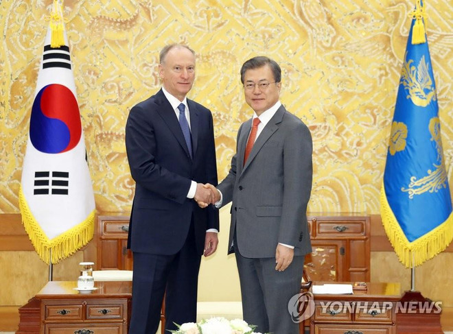 Thư ký Hội đồng An ninh Nga Nikolai Patrushev gặp Tổng thống Hàn Quốc Moon Jae-in. (Nguồn: Yonhap) Nga-Hàn khẳng định mục tiêu thiết lập hòa bình trên Bán đảo Triều Tiên ảnh 1