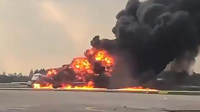 [Video] Cận cảnh máy bay chở khách Sukhoi Superjet cháy dữ dội ở Nga ảnh 1