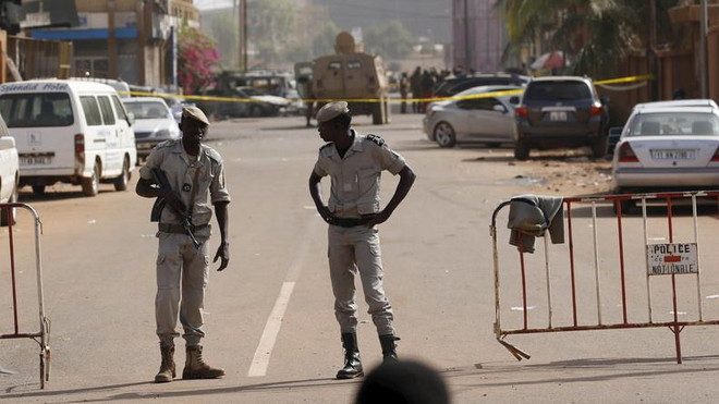 Cảnh sát Burkina Faso phong tỏa tại hiện trường một vụ tấn công. (Nguồn: AFP) Tấn công nhà thờ Tin lành ở Burkina Faso, 5 người bị sát hại ảnh 1