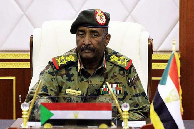 Chủ tịch Hội đồng Quân sự chuyển tiếp Sudan (TMC), Tướng Abdel Fattah al-Burhan. (Nguồn: AFP) Sudan thông báo cử phái đoàn tới Mỹ nhằm vận động xóa bỏ cấm vận ảnh 1