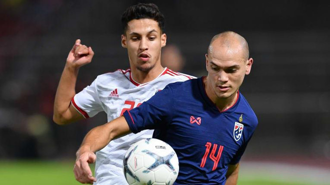 Thái Lan (áo xanh) leo lên ngôi đầu bảng G. (Nguồn: AFC) Hạ UAE, Thái Lan xếp trên Việt Nam nhờ hơn hiệu số bàn thắng bại ảnh 1