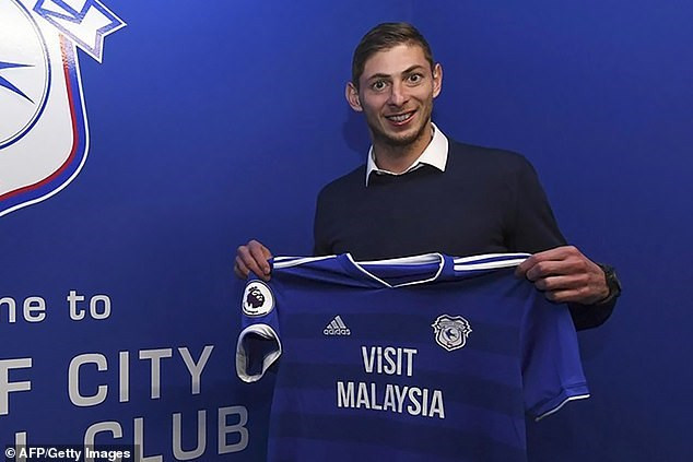 Thế giới bóng đá sốc khi hay tin chân sút Emiliano Sala mất tích ảnh 1