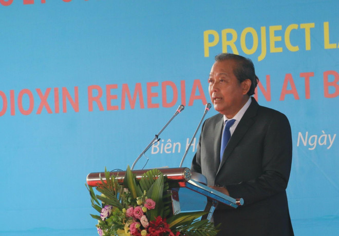 Phó Thủ tướng Thường trực Trương Hòa Bình phát biểu tại Lễ khởi động Dự án xử lý ô nhiễm dioxin sân bay Biên Hòa. (Ảnh: Sỹ Tuyên/TTXVN) Phó Thủ tướng: Khắc phục hậu quả chất độc hóa học là nhiệm vụ cấp bách ảnh 2